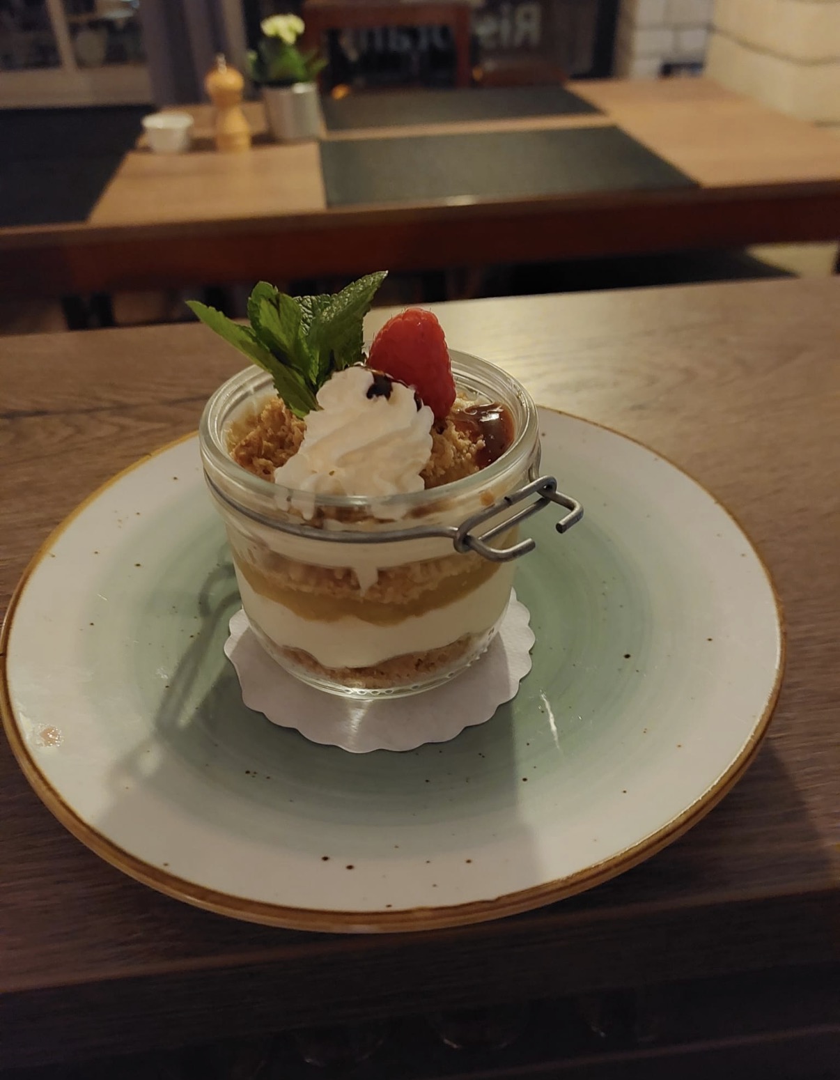 Dessert im Glas mit Sahne, Minze und Erdbeere