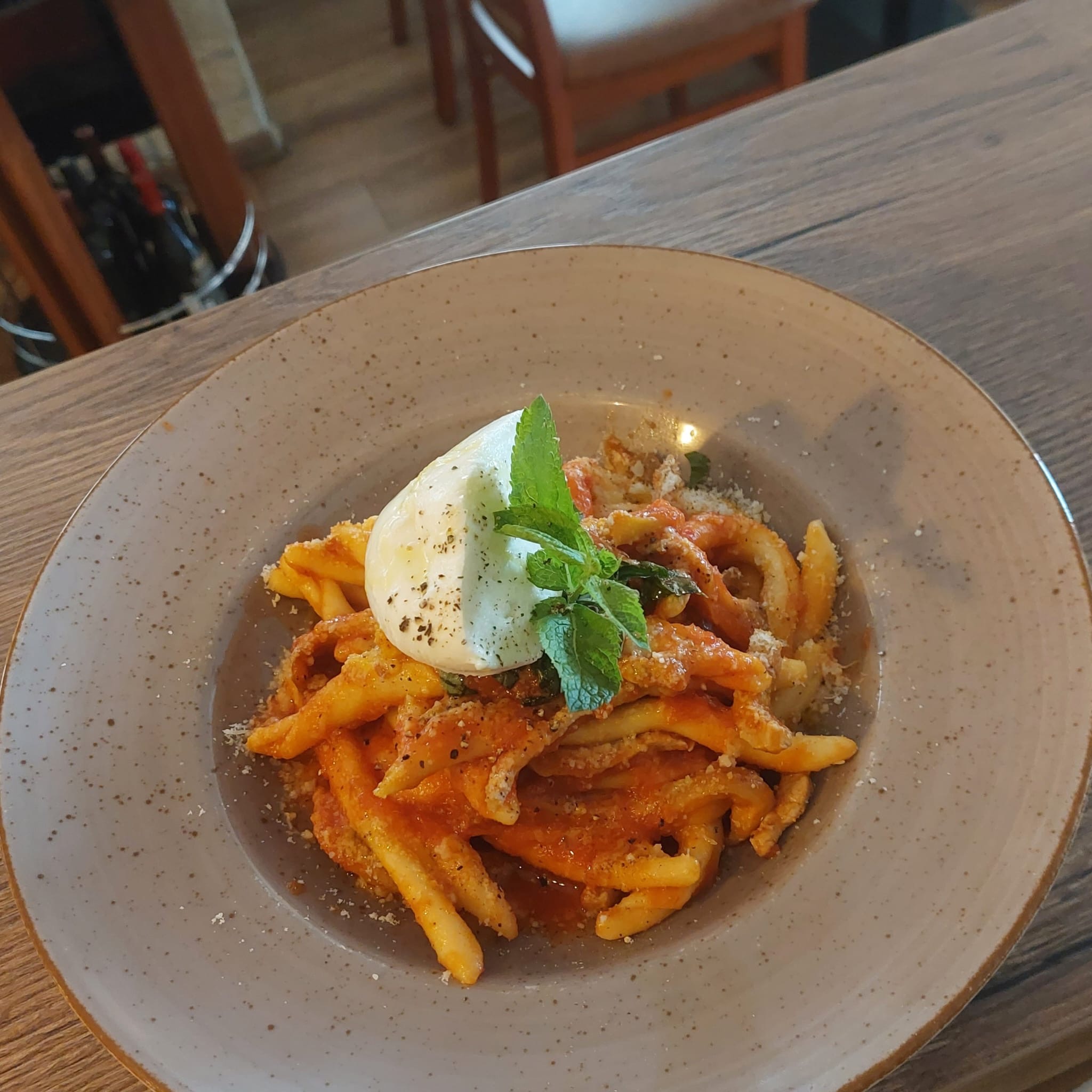 Pasta mit Tomatensauce und cremigem Käse