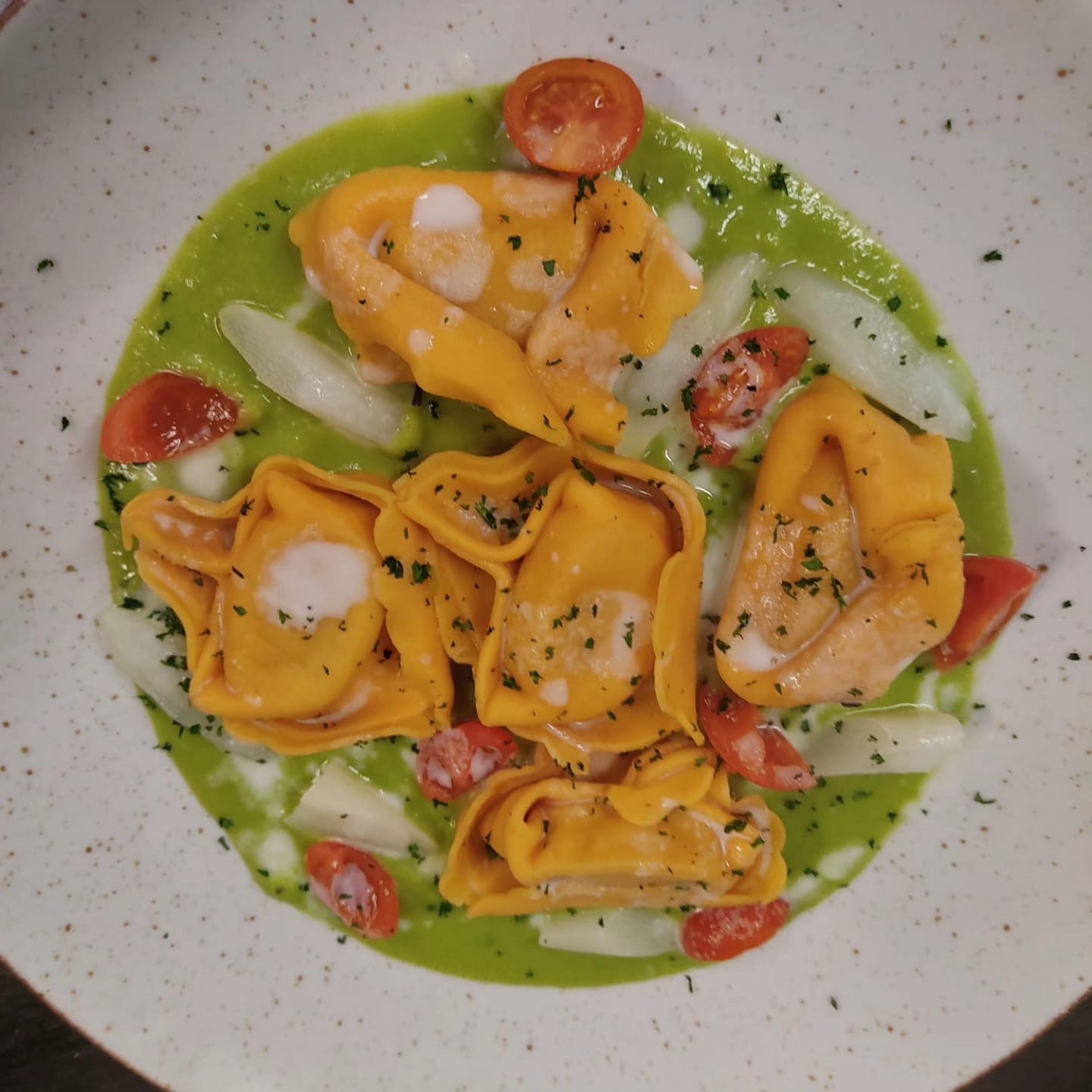 Gefüllte Pasta auf grüner Sauce